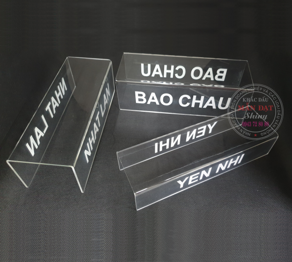 Mica Chữ U Ngược